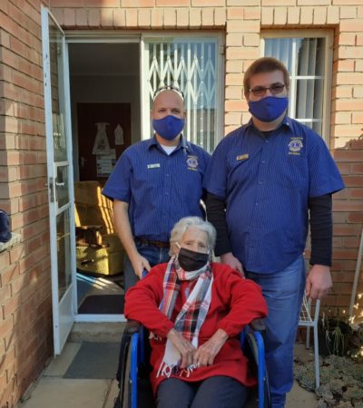 Knights and Alberton Lions Donate Wheelchair
